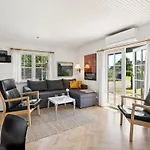 Thomas - 120m From The Sea By Interhome