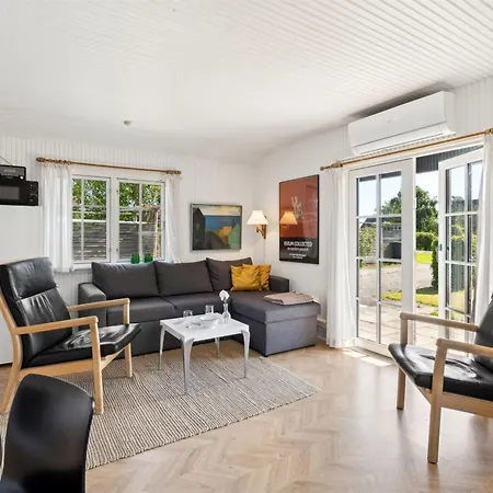 Thomas - 120m From The Sea By Interhome